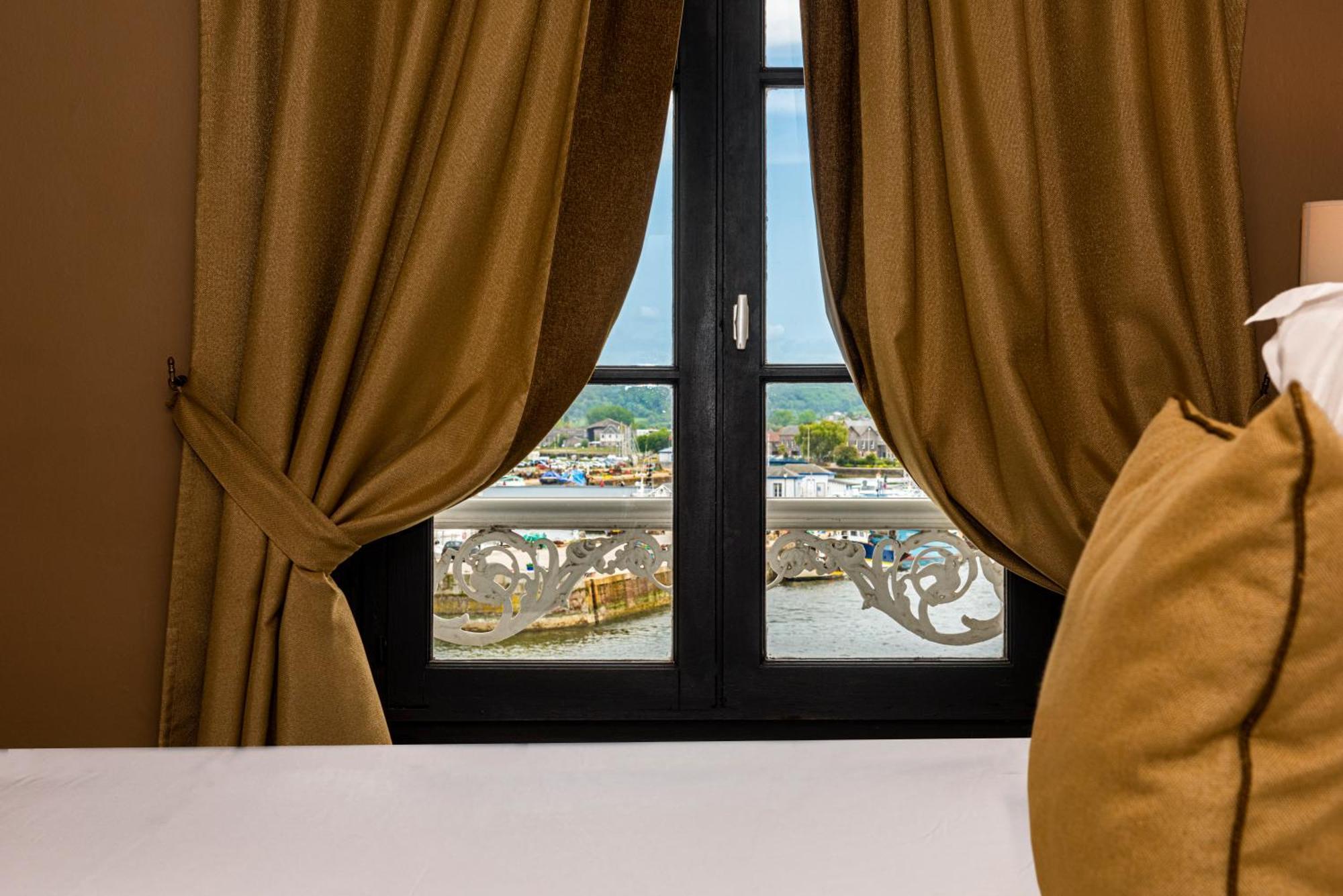 Best Western Le Cheval Blanc -Vue Sur Le Port-Plein Centre Ville Онфлер Екстер'єр фото