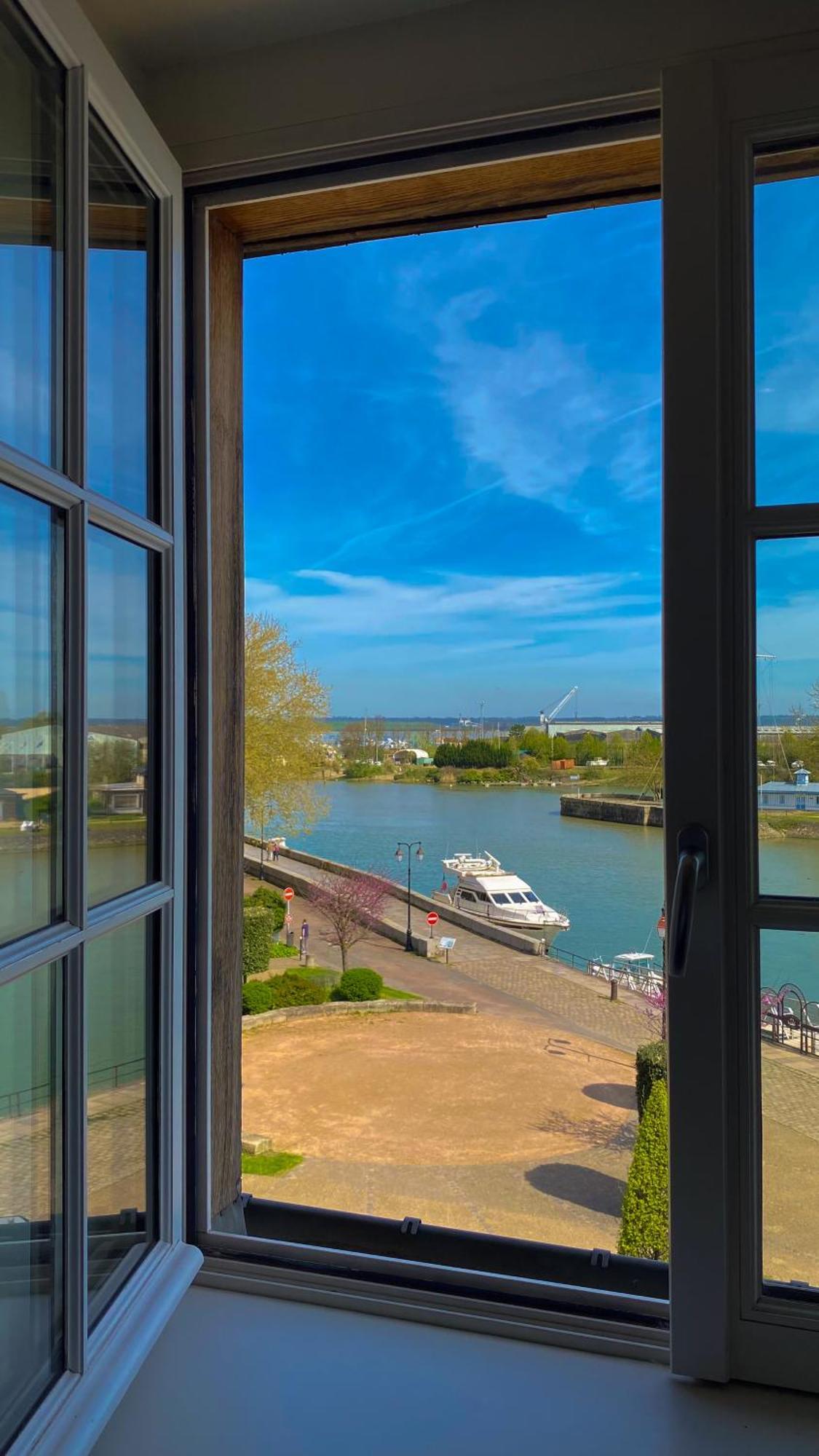 Best Western Le Cheval Blanc -Vue Sur Le Port-Plein Centre Ville Онфлер Екстер'єр фото